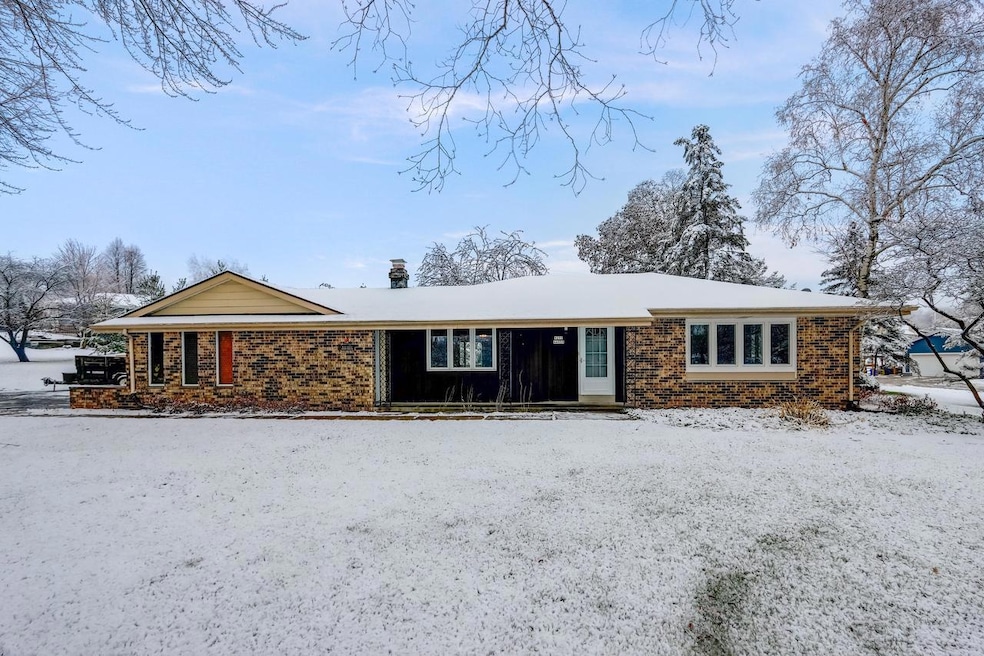 W277N4955 S Willow Creek Dr, Pewaukee, WI 53072 - photo 1