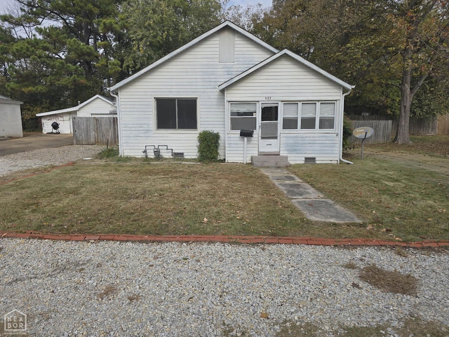 807 W Thompson St, Paragould, AR 72450 - photo 1