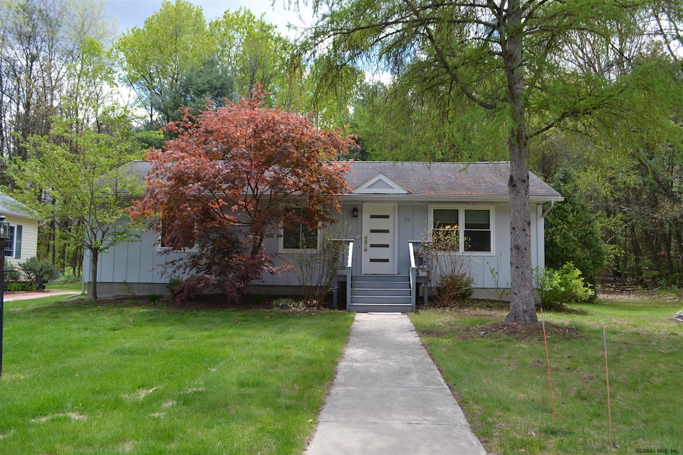 39 Pheasant Ct, Saratoga Springs, NY 12866 - photo 1