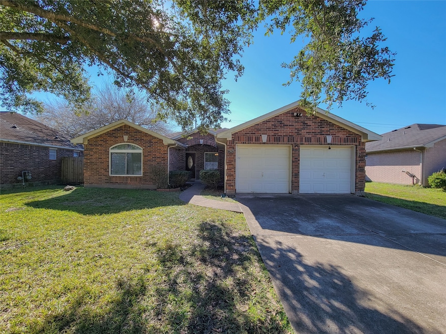 2703 Quail Run Dr, Alvin, TX 77511 - photo 1