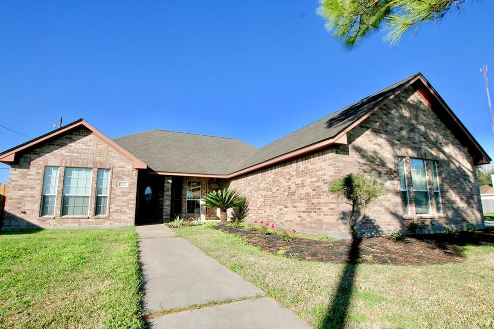 2321 Hedgerose Ln, Bay City, TX 77414 - photo 1