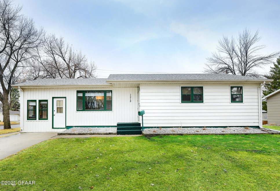 1218 S 18th St, Grand Forks, ND 58201 - photo 1