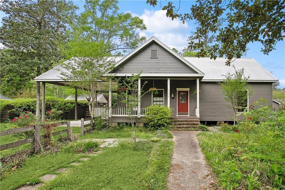 Welcome home to this beautiful charming cottage!