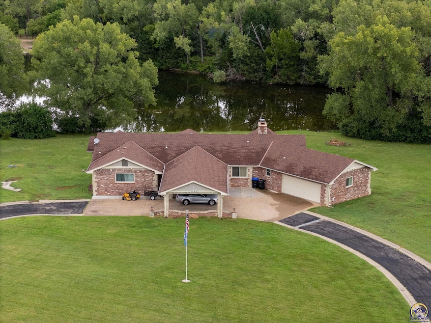 2040 SW Cottonwood Ln, Topeka, KS 66615 - photo 1