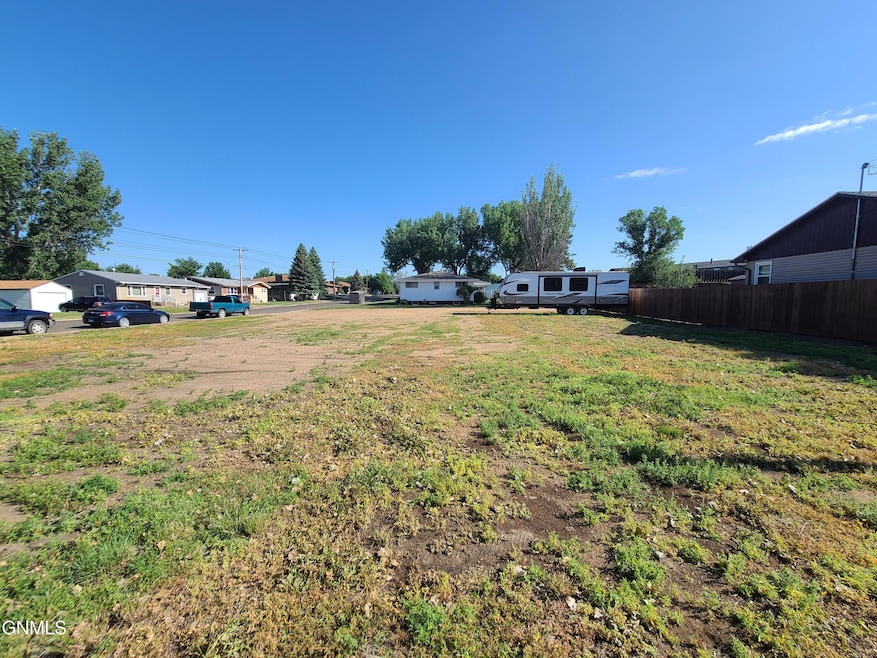9 9th St E, Dickinson, ND 58601 - photo 1
