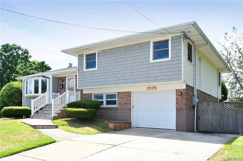 1578 Peapond Rd, North Bellmore, NY 11710 - photo 1