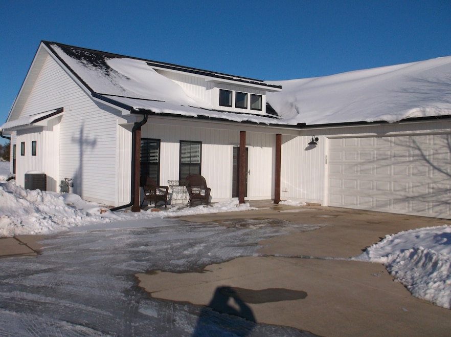 825 E Thompson St, Princeton, IL 61356 - photo 1