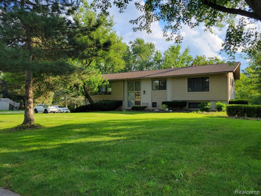 5612 Swan Lake Dr, West Bloomfield, MI 48322 - photo 1