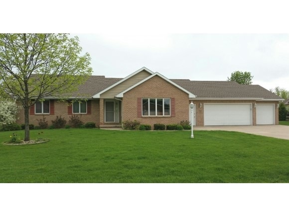 W5957 Strawflower Dr, Appleton, WI 54915 - photo 1