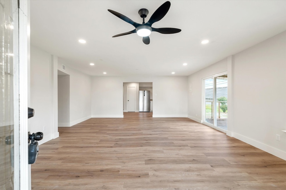 Entry/Living room
