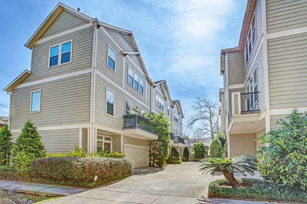 6 Unit complex within walking to Memorial Park, Bu