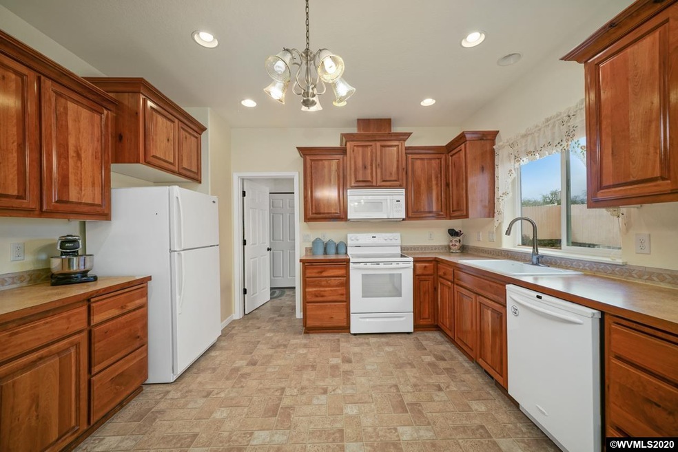 486 NE Holiday Ave, Dallas, OR 97338 - photo 1