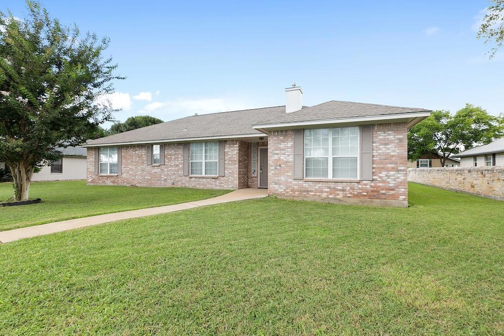 610 W Morse St, Fredericksburg, TX 78624 - photo 1