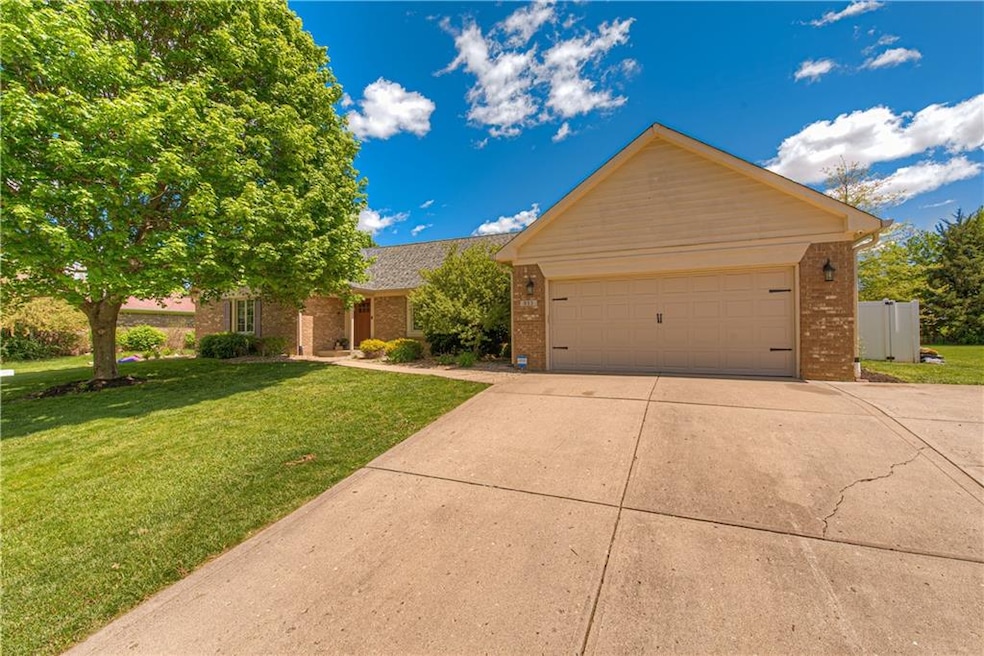 933 Creekside Ln, Plainfield, IN 46168 - photo 1