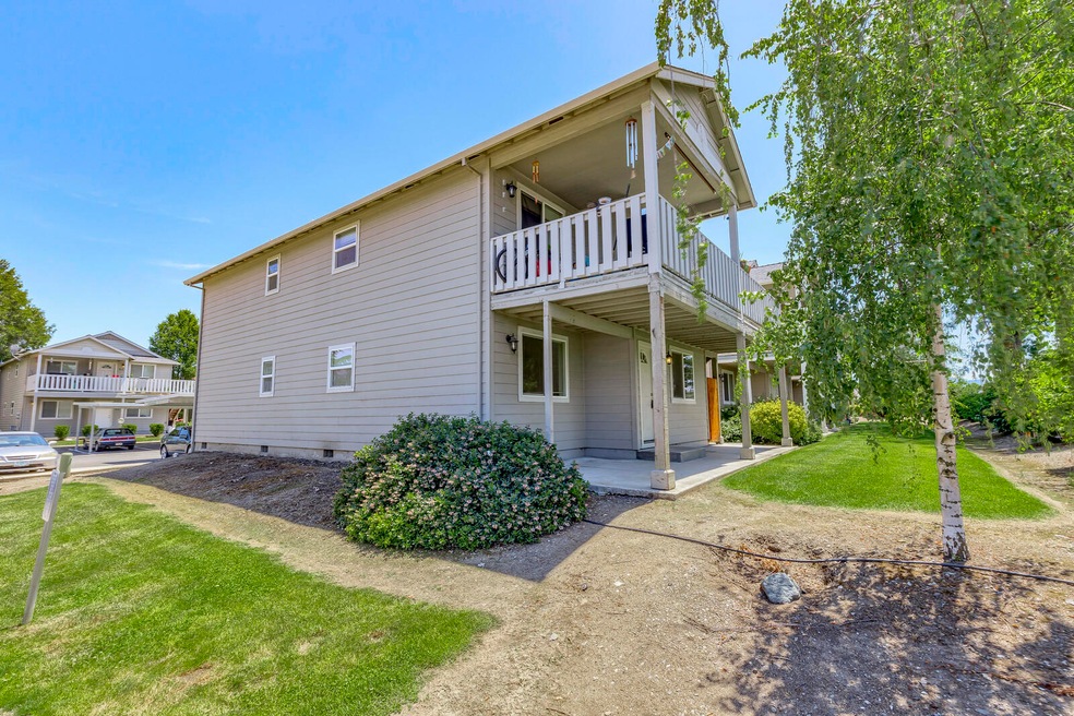 628 Valley Heart Ln, Central Point, OR 97502 - photo 1