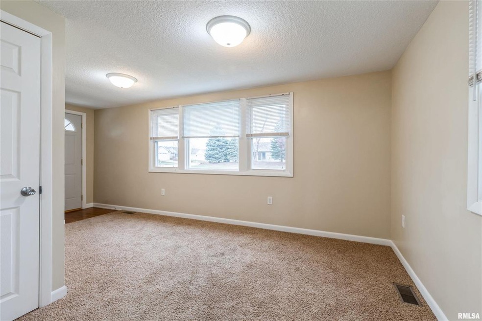 6332 N Division St, Davenport, IA 52806 - photo 1