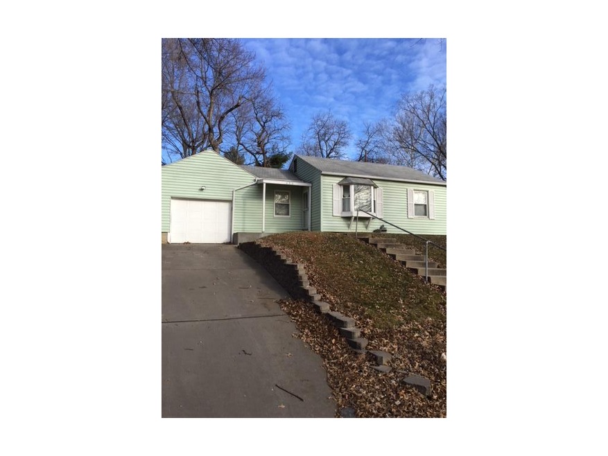 Vinyl Siding and windows. Front porch. Bay Window 