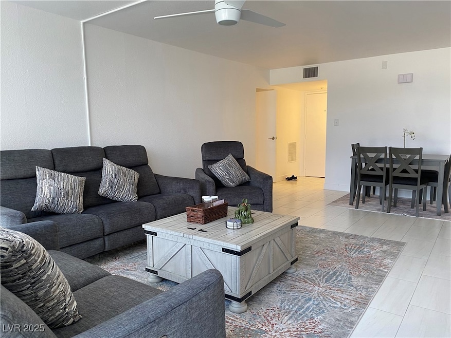 Living room with a ceiling fan