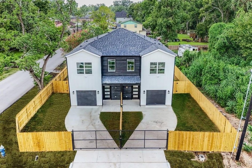 9523 Willow St unit B, Houston, TX 77088 - photo 1