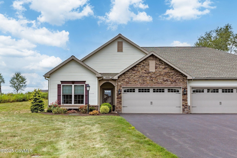 131 Briarcliff Ct, Milton, PA 17847 - photo 1