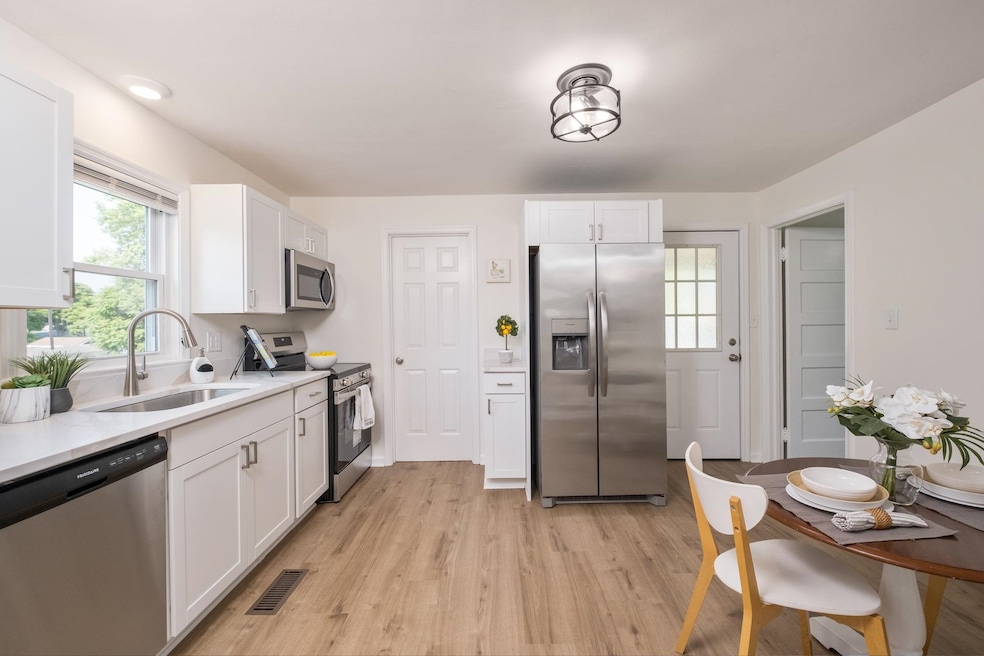 1443 N Delphine Ave, Waynesboro, VA 22980 - photo 1