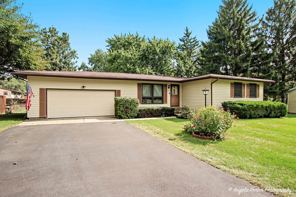 1320 Meadow Ln, McHenry, IL 60050 - photo 1