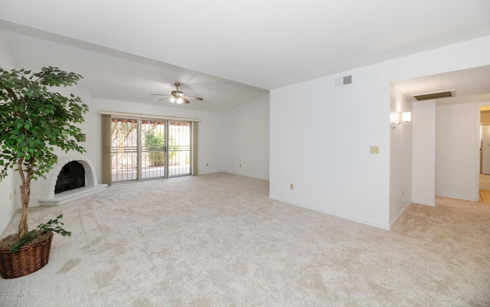 4324 N 28th Way-large-008-011-Main Livin