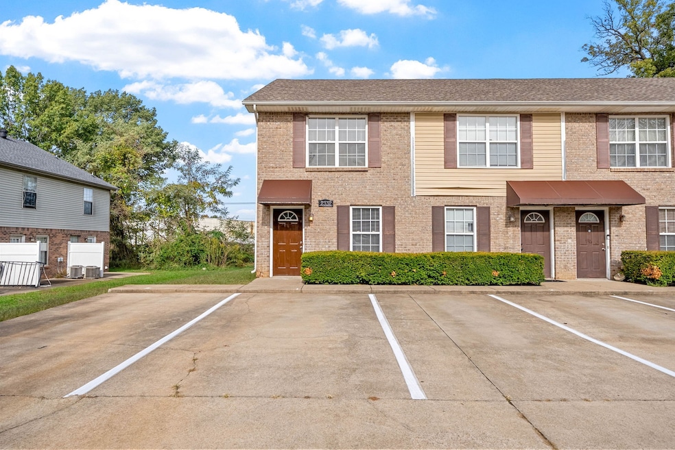 2331 Raleigh Ct unit 2, Clarksville, TN 37043 - photo 1