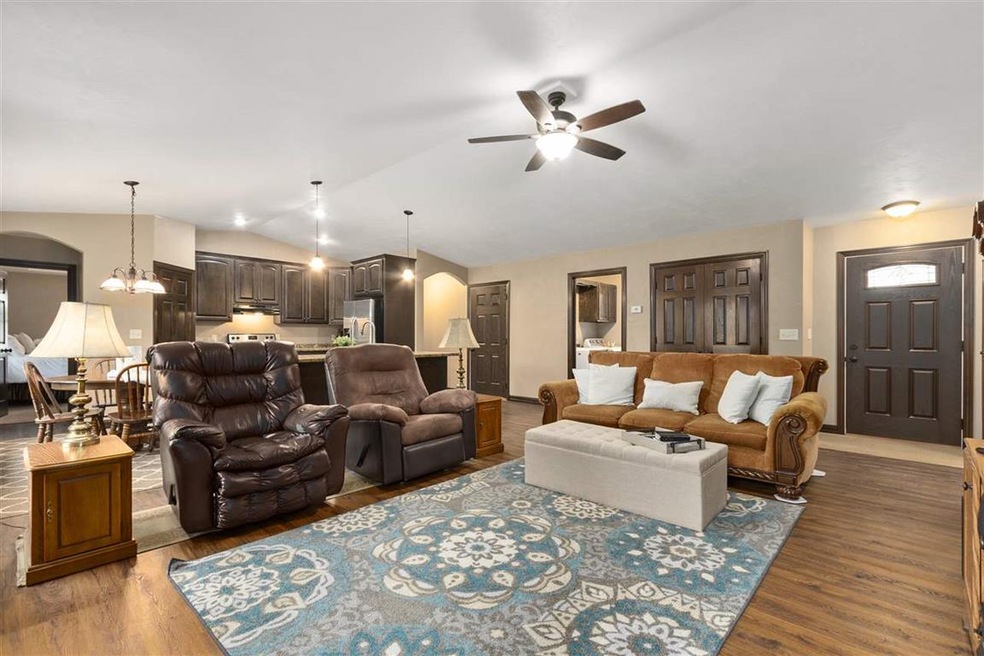 3323 W Sunnyview Rd, Appleton, WI 54914 - photo 1