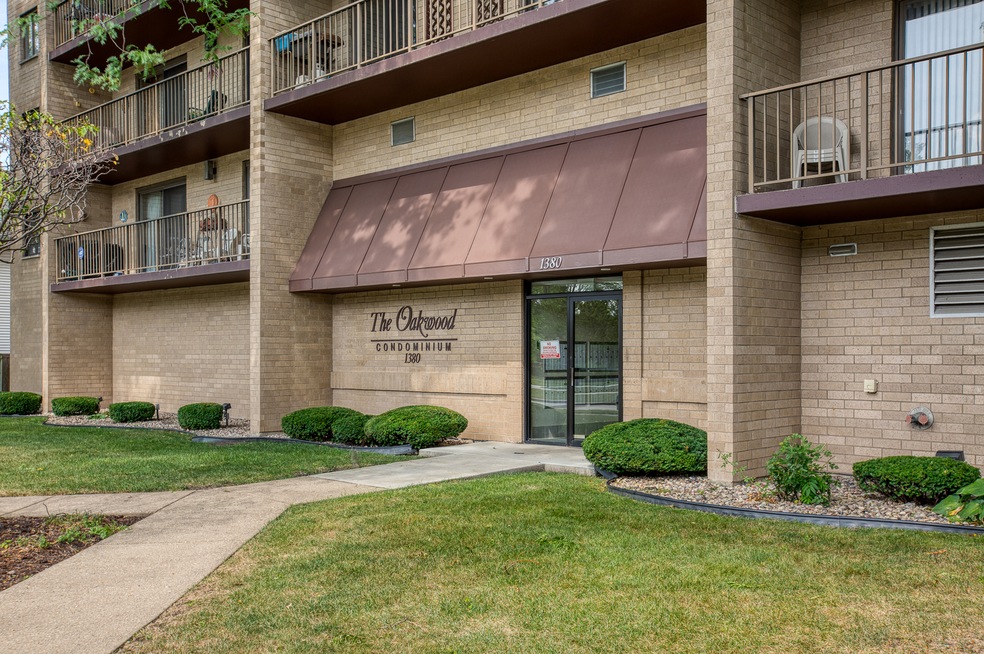 1380 Oakwood Ave unit 403, Des Plaines, IL 60016 - photo 1