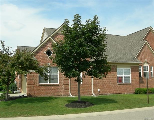 End unit brick ranch condo w/loft