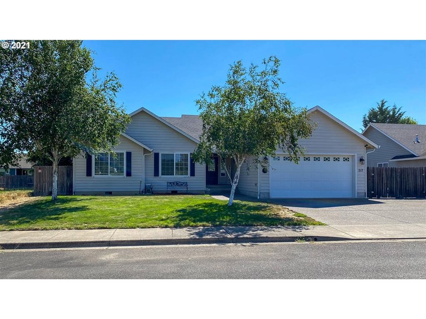 217 Cypress St, Sutherlin, OR 97479 - photo 1