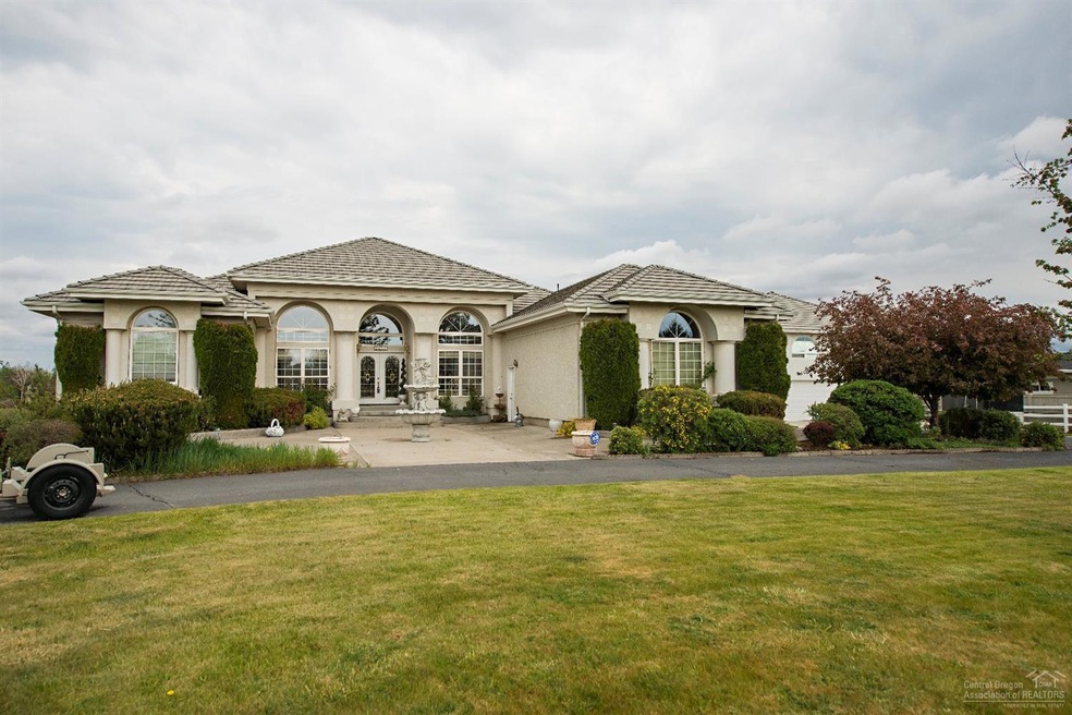 1214 NW Rimrock Dr, Redmond, OR 97756 - photo 1