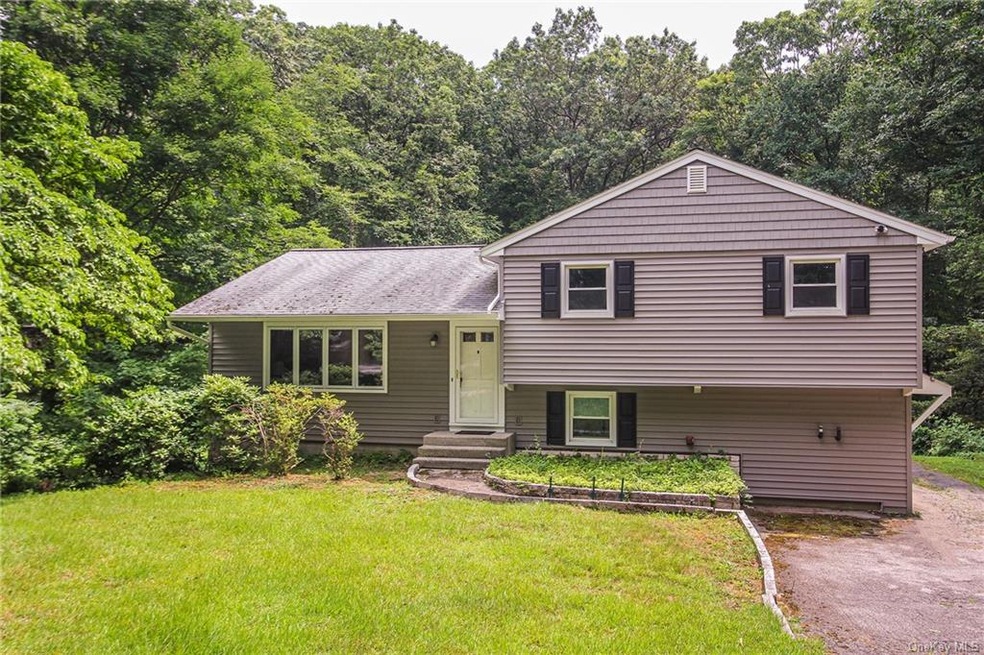 28 Columbus Ave, Putnam Valley, NY 10579 - photo 1