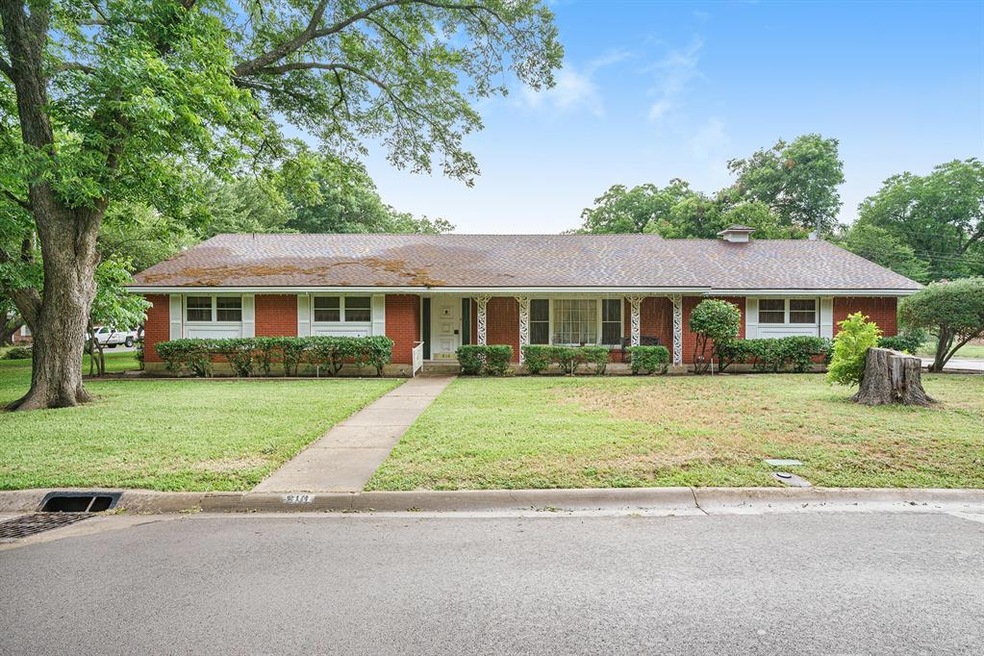 810 S Colonial Dr, Cleburne, TX 76033 - photo 1