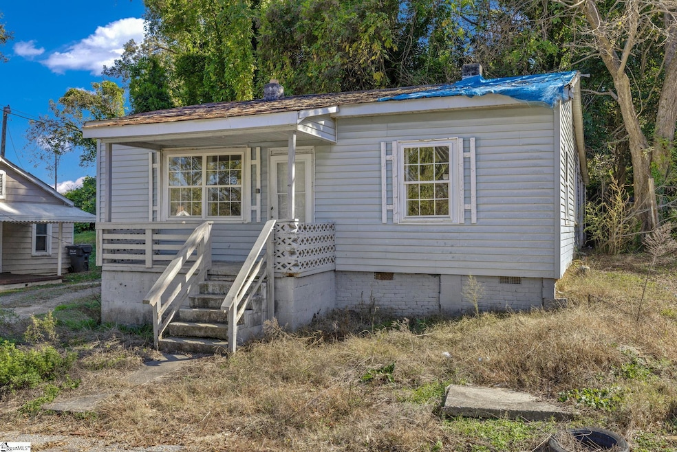 204 Hunters Ct, Laurens, SC 29360 - photo 1