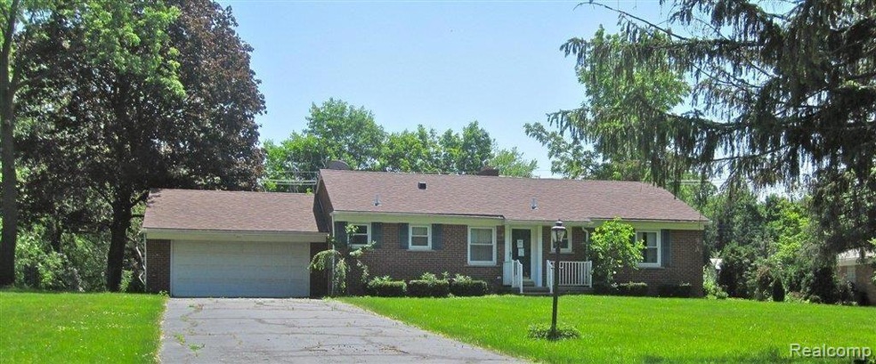 2473 Parcells Cir, Bloomfield Hills, MI 48302 - photo 1