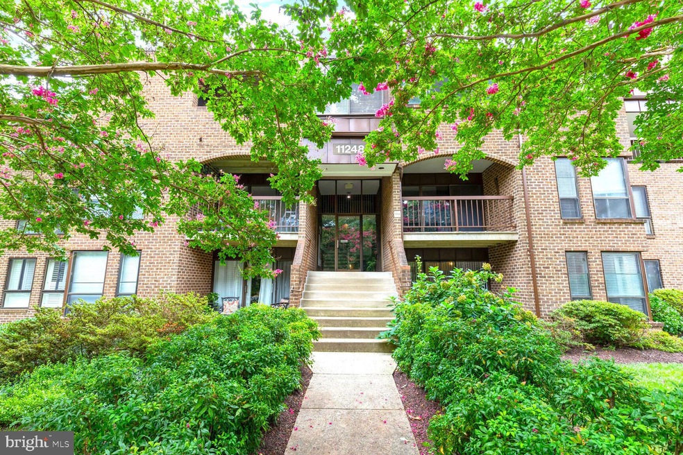 11248 Chestnut Grove Square unit 11248-352, Reston, VA 20190 - photo 1
