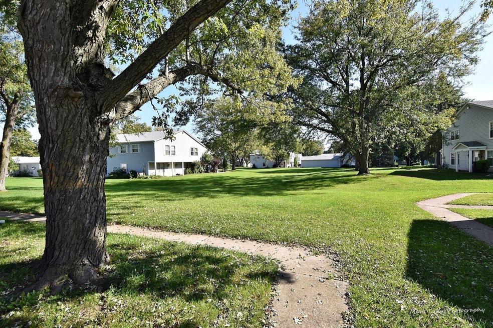 1393 S Glen Cir unit D, Aurora, IL 60506 - photo 1