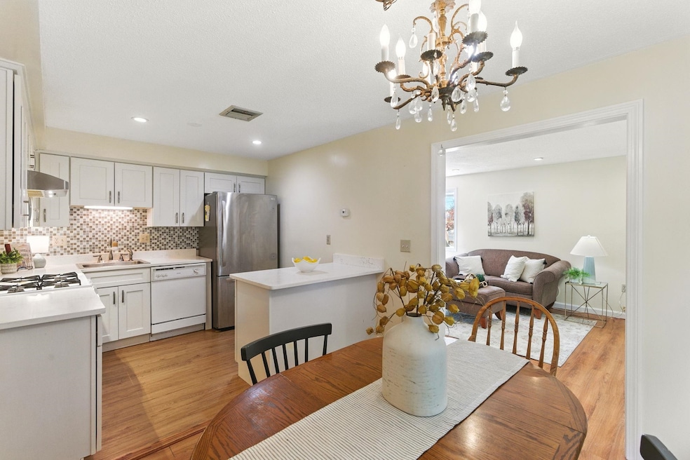 218 Millwright Dr unit 218, Nashua, NH 03063 - photo 1