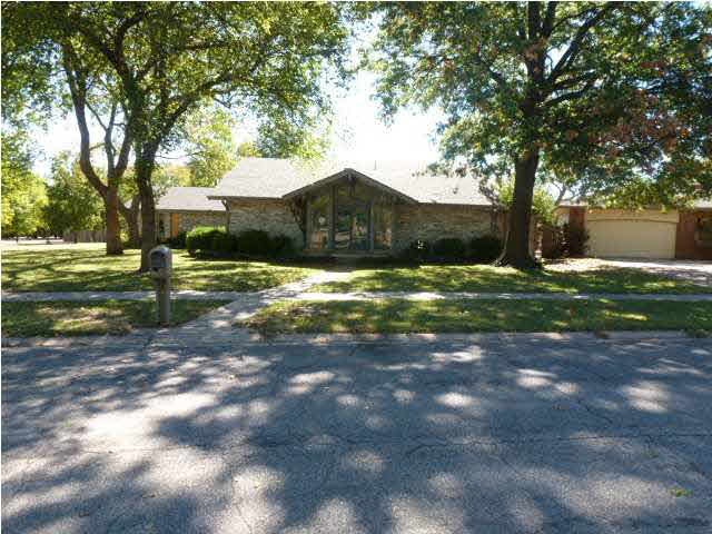 Welcome home to your new home in Brookhollow with 