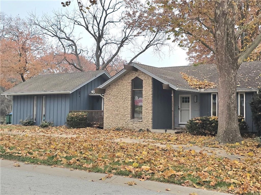 131 Seneca Ln, Greenwood, MO 64034 - photo 1