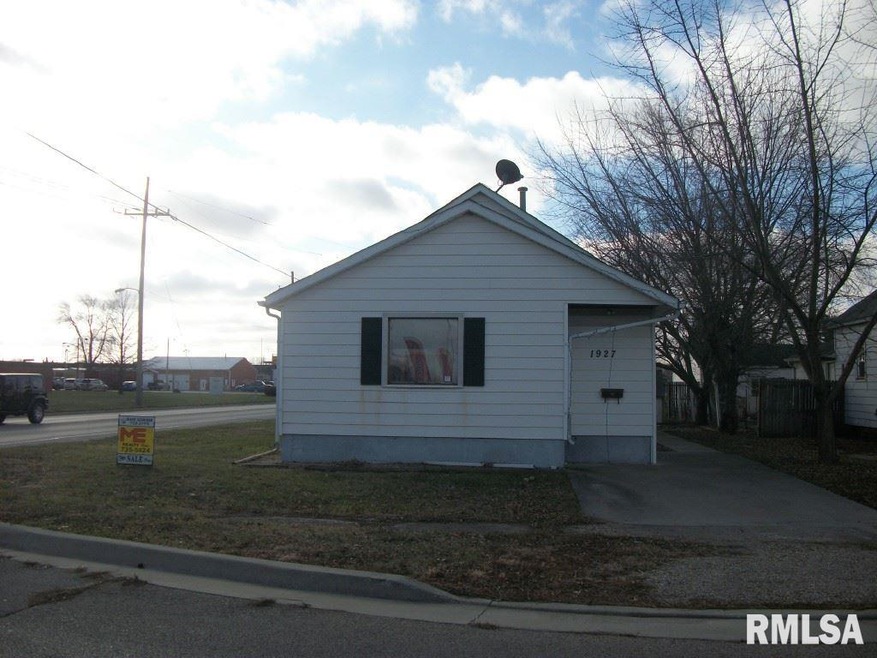 1927 Tremont St, Lincoln, IL 62656 - photo 1