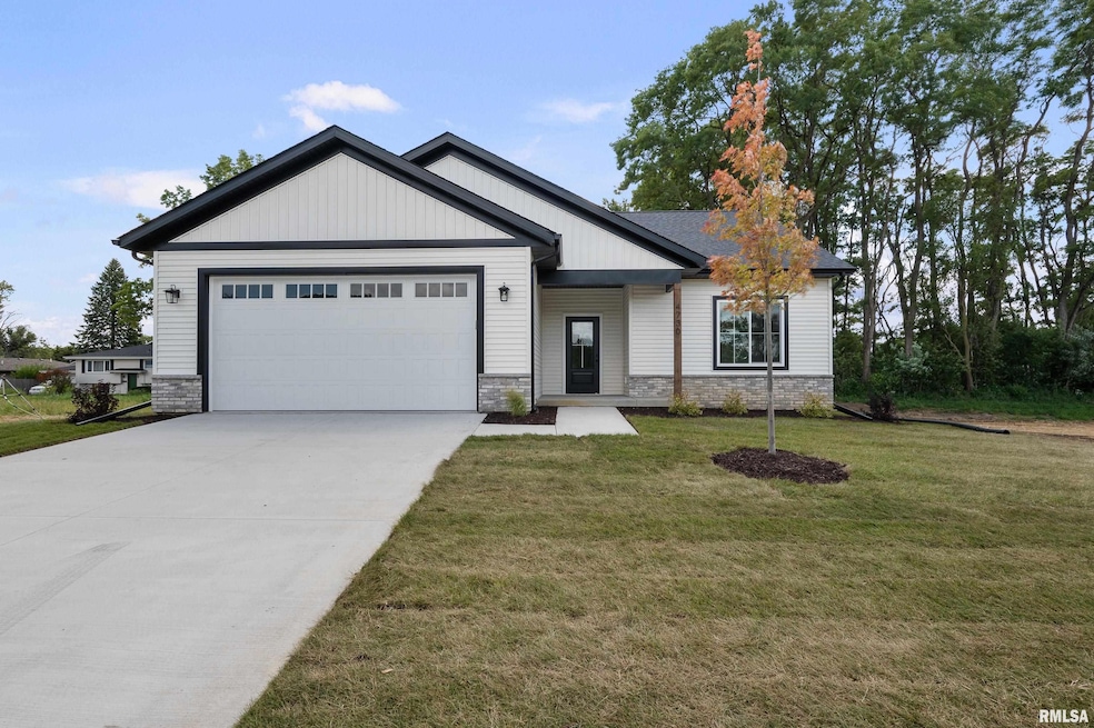 4730 Willow Cir, Davenport, IA 52806 - photo 1