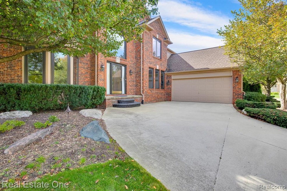 1037 Olympia Dr, Rochester Hills, MI 48306 - photo 1