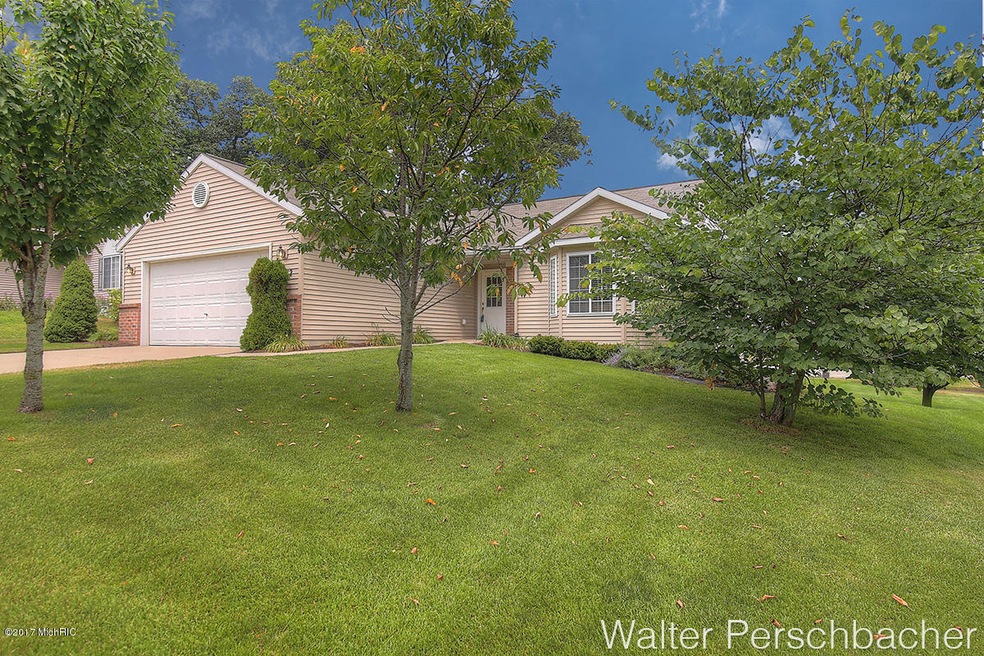 2512 Lawncrest Dr NE, Grand Rapids, MI 49505 - photo 1