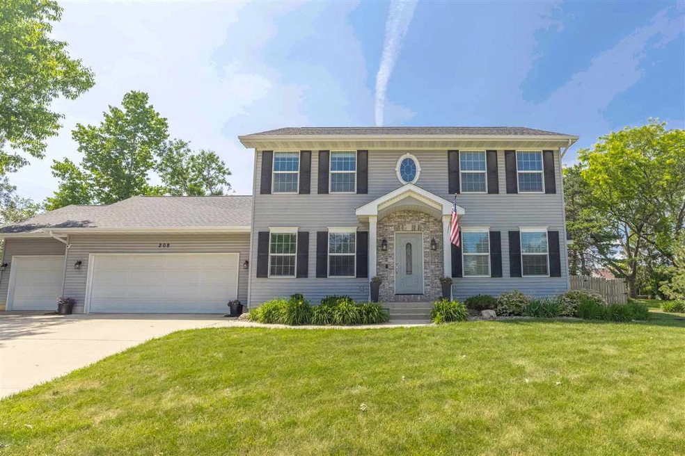 208 N Highland Dr, Cedar Falls, IA 50613 - photo 1