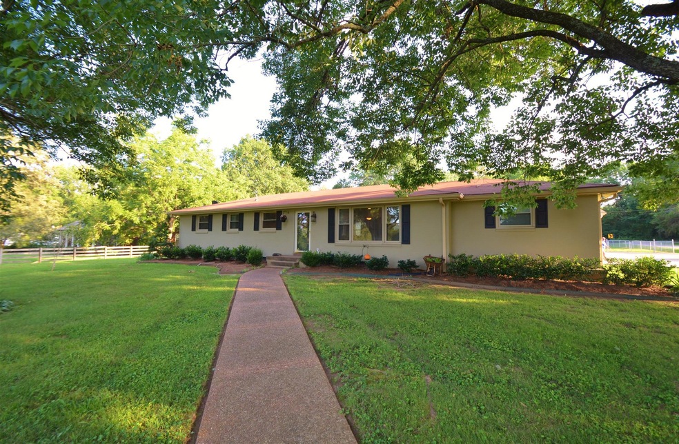 916 Berry Ave, Lebanon, TN 37090 - photo 1