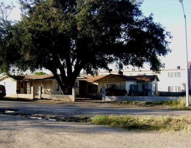 Front view of the Duplex made into one house.