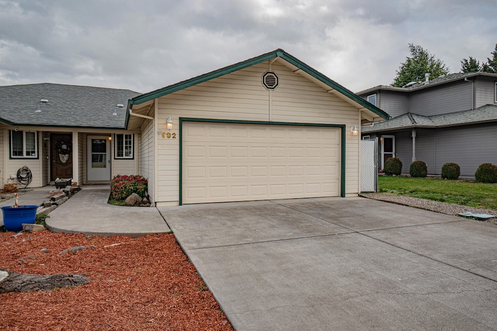 992 Glengrove Ave, Central Point, OR 97502 - photo 1